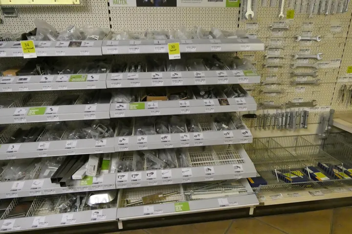 Konvolut Befestigung & Verbindungstechnik - Alberts - Anschweißrollen, Torbänder, Augenschrauben, Bodenschieber, diverse Umfang: Feldinhalt